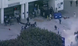 Los Angeles'taki göçmen baskınlarının ardından polis ile protestocular çatıştı; Trump Ulusal Muhafızları gönderdi