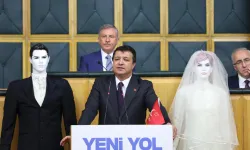 Saadet Partisi Genel Başkanı Arıkan'dan dikkat çeken sunum! Kürsüye cansız mankenlerle çıktı