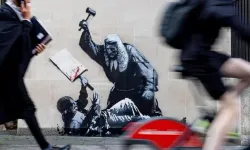 Banksy'den Kraliyet Adalet Mahkemesi duvarına 'Filistin gözaltıları' resmi