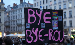 Fransa'da Macron'un sosyoekonomik politikalarına tepki protestoları başladı; otobüsler engellendi, araçlar yakıldı