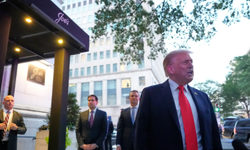 Trump, kentin güvenli olduğunu göstermek için Washington DC'deki bir restoranda yemek yerken protesto edildi