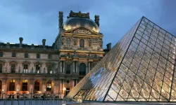 Louvre Müzesi soyuldu; Yedi dakikada kraliyet mücevherlerini çaldılar