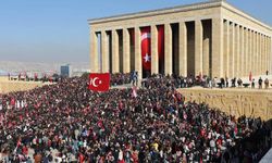 Türkiye'nin dört bir yanından binler Anıtkabir'e akın etti