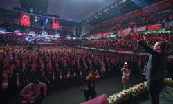 Özgür Özel, bütün oyları alarak yeniden Genel Başkan seçildi