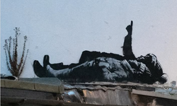 Gizemli sokak sanatçısı Banksy'den yeni eser; Yıldızları izleyen çocuklar