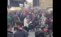 İran para birimi, serbest piyasada rekor düşük seviyelere gerilerken, tüccarlar ve esnaf ikinci gün de kepenk kapattı