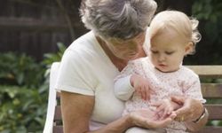 Torunlara bakmak, ileri yaştaki büyükanne ve büyükbabaların ruh sağlığını olumsuz etkiliyor
