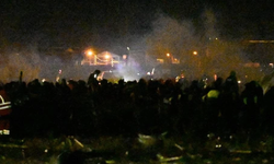 Para taşıyan askeri uçak düştü, paraları toplamak isteyenlere polis gazlı müdahalede bulundu