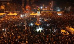 Saat 4.17’de depremde hayatını kaybeden vatandaşlar için saygı duruşu