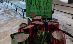 Robin Hood kostümlü kişiler, enflasyonu protesto için market soyup, halka dağıtıyor