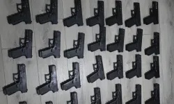 Evinde ve aracında 50 silah ele geçirildi