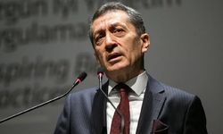 “Öğretmeni say” cümlesi milyonlarca kez söylenmedikçe evlerde, okullarda, kalplerde, dudaklarda; kalkamayız ayağa"