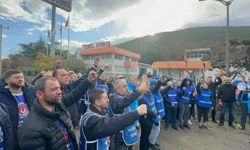 Grevdeki işçilere  'huzur ve sükûneti bozma' iddiasıyla evlerinde gözaltı