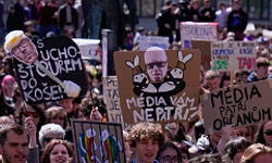 Çekya'da binlerce lise ve üniversite öğrencisi, bağımsız medya için yürüdü