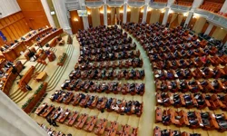 Romanya’da hükümet, "devlet varlıklarının satışına karşı" gensoruyla düşürüldü