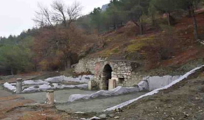 Arkeolojik kazıda rahip mezar taşı