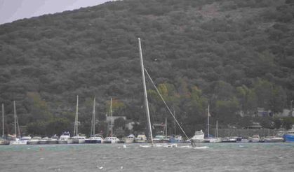 Bodrum'da fırtına; demirli yelkenli dev dalgalar nedeniyle battı