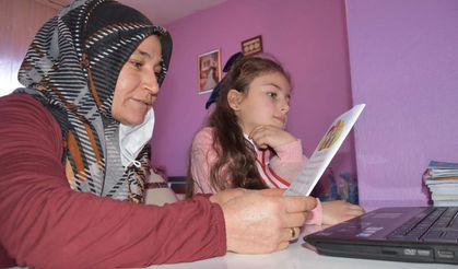 7 yaşındaki kızıyla EBA'da 'okuma- yazma' öğrendi