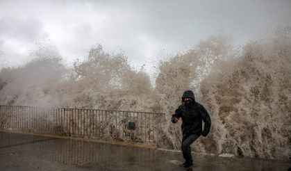 Dev dalgalar Antalya sahili teslim aldı!