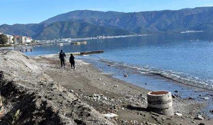 Marmaris' te deniz çekilmesi sonucu adacıklar oluştu