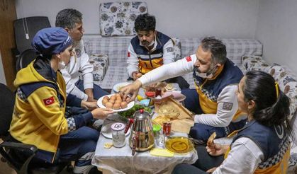 Sağlık çalışanları ilk sahuru görev başında yaptı