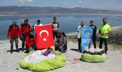 Paraşütçülerden Türk bayraklı '19 Mayıs' atlayışı