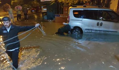 Bursa'da cadde ve sokaklar su altında kaldı