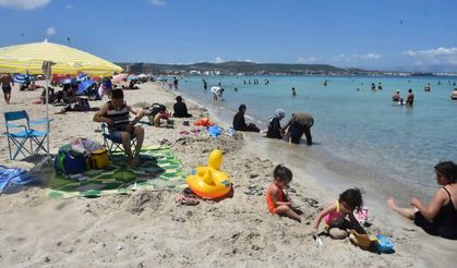 Çeşme plajlarında bayram yoğunluğu