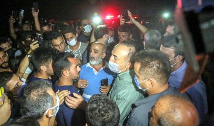 Dışişleri Bakanı Mevlüt Çavuşoğlu, yangınlar nedeniyle tepkili vatandaşların arasında kaldı