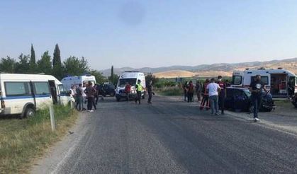 Tarım işçilerinin minibüsü otomobille çarpıştı: 2 ölü, 9 yaralı