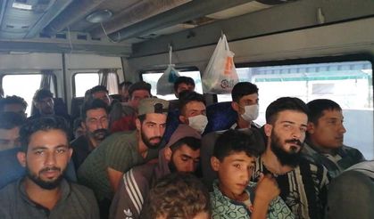 14 kişilik minibüsten 28'si kaçak 30 Suriyeli çıktı