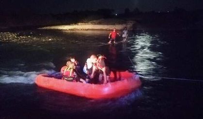Dicle Nehri'ndeki adacıkta mahsur kalan aile botlarla kurtarıldı