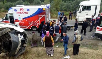 TIR'la çarpışan işçi servisindeki 13 kişi yaralandı