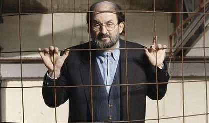 Salman Rüşdi bir gözünü kaybetti, bir elini de kullanamıyor