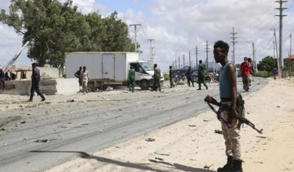 Kıtlıkla mücadele eden Somali'de bomba yüklü araçlarla saldırı: En az 100 kişi yaşamını yitirdi