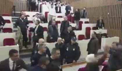 AK Partili Meclis Üyesi, toplantıda Belediye Başkanı'na eline geçeni fırlattı