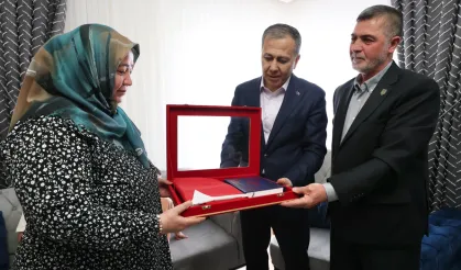 Bakan Yerlikaya'dan Konya'da şehit ailesine ziyaret