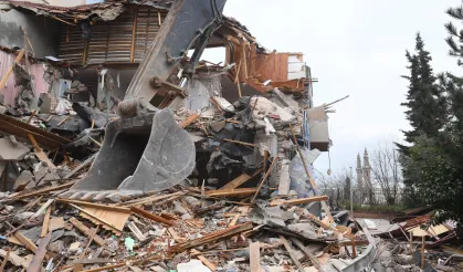 Bursa Osmangazi’de tarihi surları tehdit eden riskli bina yıkıldı
