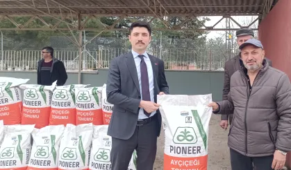 Pazaryeri'nde 79 çiftçiye yağlık ayçiçeği tohumu dağıtıldı