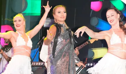 Demet Akalın Kemer’de unutulmaz bir geceye imza attı