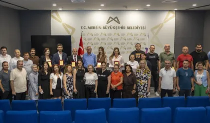 Mersin Büyükşehir’de görevde yükselen 22 personele plaket takdimi