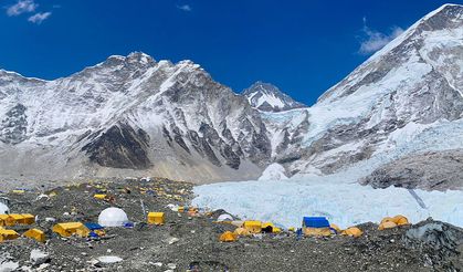 Everest'te hava koşulları nedeniyle mahsur kalan 580 dağcı kurtarıldı