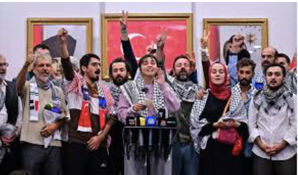 İsrail tarafından alıkonulan 15 Türk vatandaşı aktivist İstanbul Havalimanı'nda