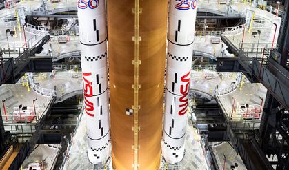 CANLI! NASA'nın Ay görevi öncesinde roketi fırlatma rampasına taşımasını izleyin