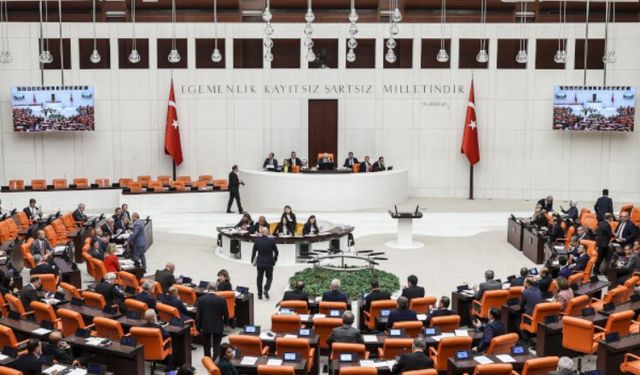 Çalışan emekliye ikramiye Meclis'ten geçti