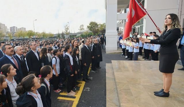 Okullarda şehitler için bir dakikalık saygı duruşu