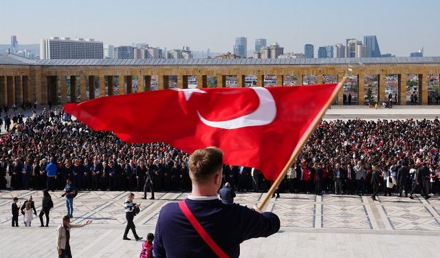 Anıtkabir ziyaretçi akınını uğruyor