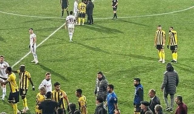 Futbolda kaos sürüyor; İstanbulspor Başkanı maç devam ederken takımı sahadan çekti