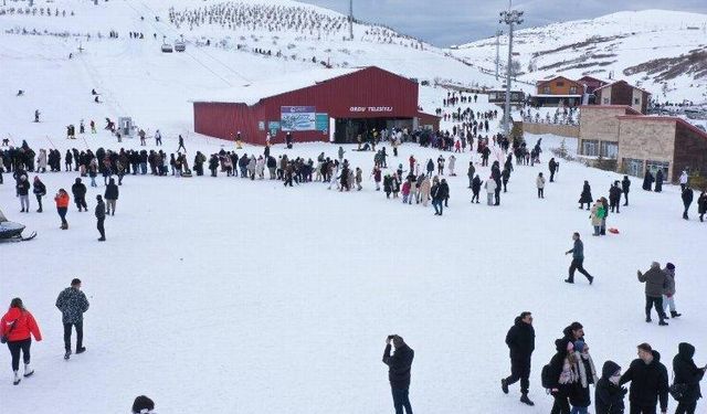 Palandöken Kayak Merkezi'nde kar kalınlığı 130 santimetreyi buldu