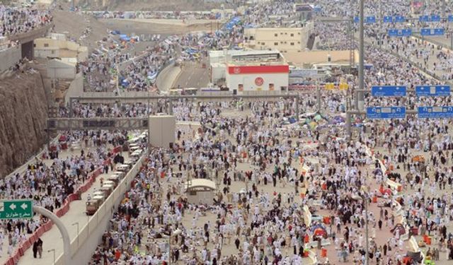 Suudi Arabistan, İran vatandaşlarına vizeyi durdurdu